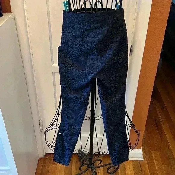 Lululemon Run On Tight (25")-Sz 6 - Picture 4 of 6